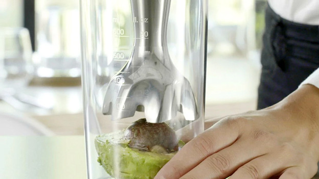 Staafmixer mixt avocado met pit