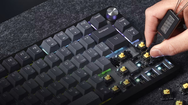 Iemand die de switches aanpast van een toetsenbord