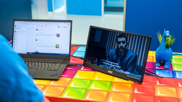 Expert watches Netflix via the AOC 16T2