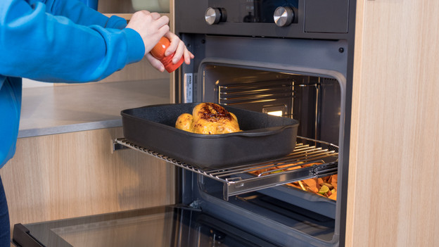 Plaque de cuisson en dehors du four avec rails télescopiques