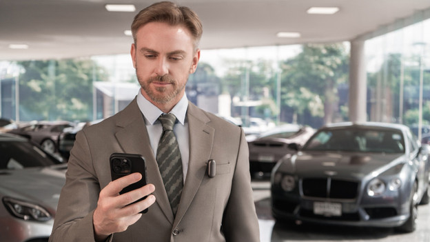 Man scrolt door de Plaud app