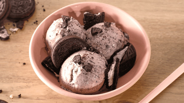 Ice cream with pieces of cookie