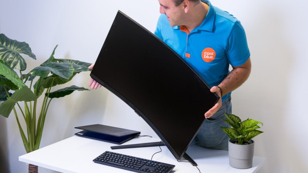 Spécialiste ajuste l'écran PC gamer Samsung Odyssey G85