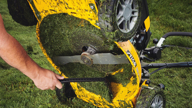 Cleaning a mulching lawn mower