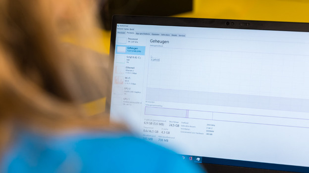 Une experte fait des recherches sur la RAM