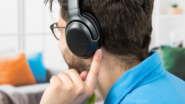 Noise cancelling JBL Tour One m2