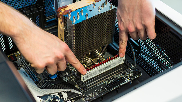 Man vervangt RAM geheugen. 