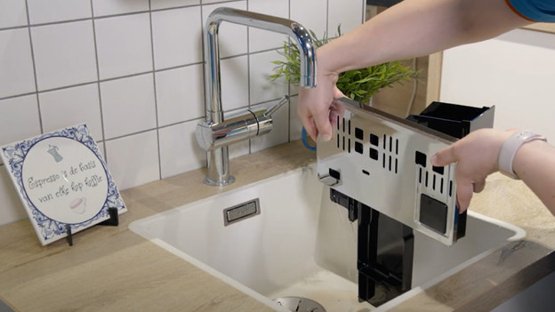 Leeg het koffiedikbakje en drupbakje