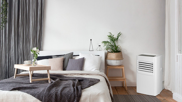 Le climatiseur mobile dans la chambre à coucher