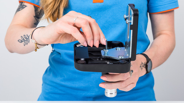 2. Screw the mounting plate (7) to the bottom of the stand.