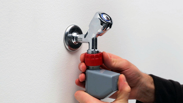 Raccorder le tuyau d'arrivée d'eau