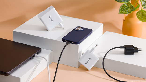 laptop op bureau aan het opladen