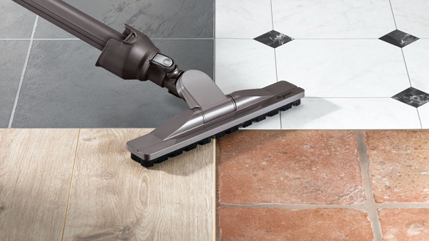 Différents types de sols et un aspirateur