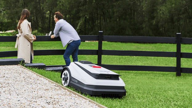 Ecovacs robotmaaier maait langs een rand