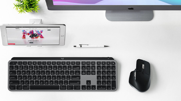 Clavier sans fil sur bureau.