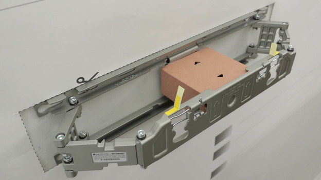 boite en carton dans le support mural