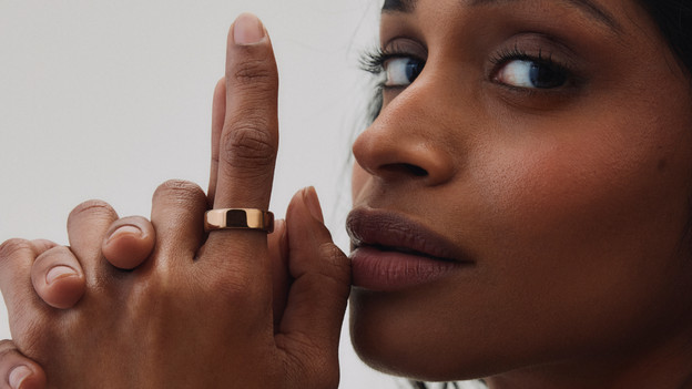 Oura ring om wijsvinger