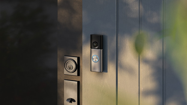 Sonnette Ring accrochée à côté de la porte