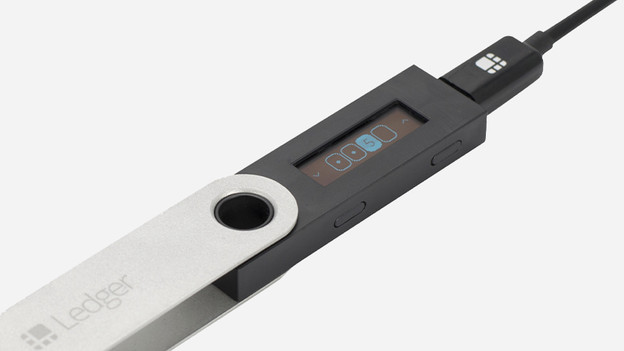 Ledger Nano S aan kabel.