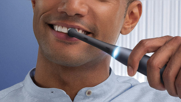 Se brosser les dents avec une brosse à dents électrique