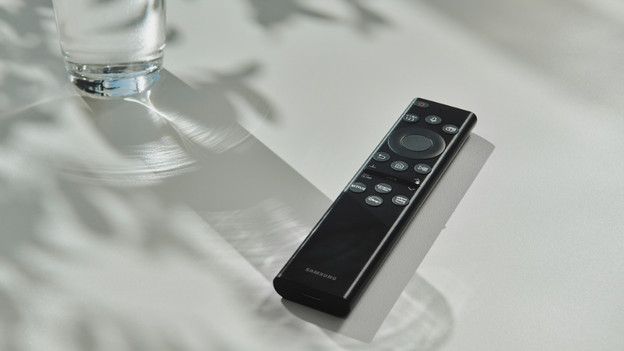 BU8000: extensive TV with Solar One Remote