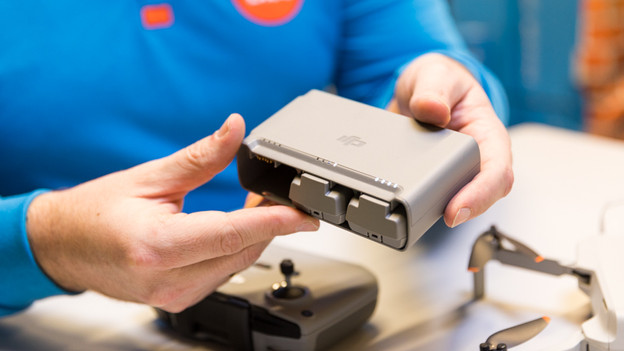 Chargez la batterie et la télécommande