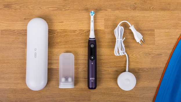 iO 7 and 8: travel pouch and brush attachment