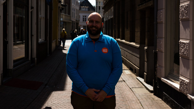 Silhouette d'une femme dans une destination ensoleillée