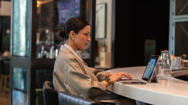 Vrouw die op een Qualcomm laptop werkt.