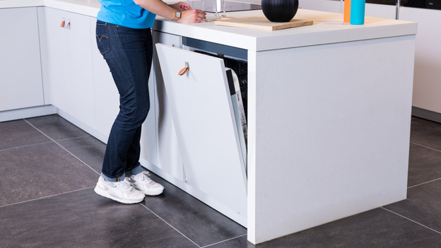 Porte du lave-vaisselle entrouverte