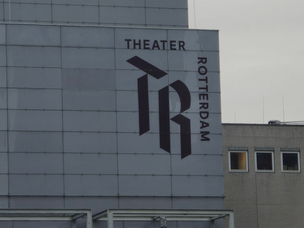 Thanks to the telephoto lens with 5 times optical zoom, you can take a razor-sharp photo from the same place.