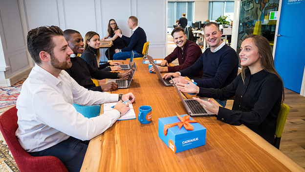 Cadeau sur table de conférence