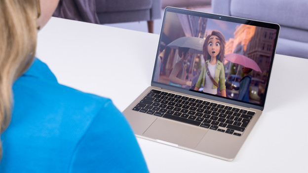 Specialist kijkt serie op Apple TV+.