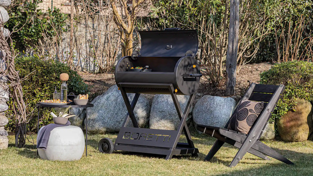 Houtskoolbarbecue in de tuin