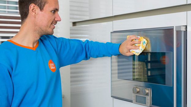 Expert at the oven with a cloth