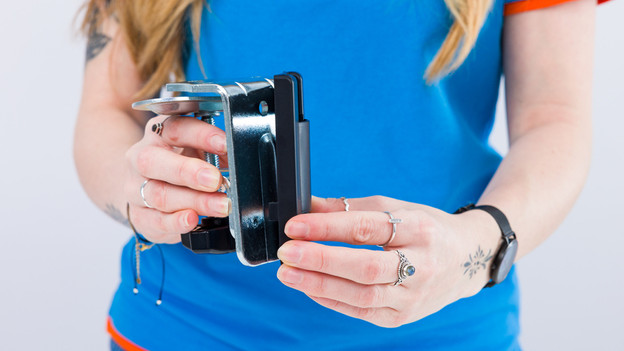 1. Attach the protective plate to the clamp attachment.