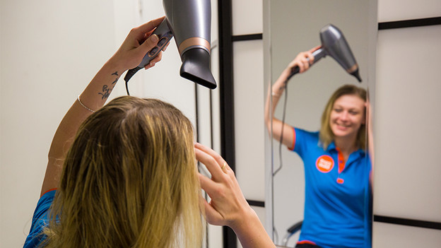 Se sécher les cheveux avec le Remington AC8820