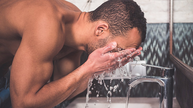 Lame de rasoir : toujours avec de l'eau et de la mousse à raser
