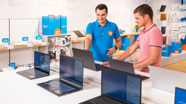 Personnes qui regardent des PC portables.