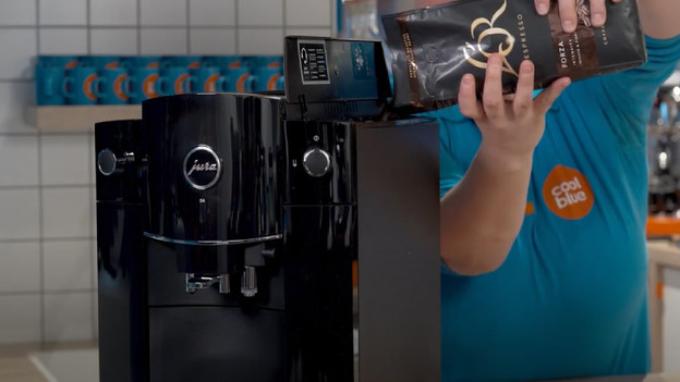 Verser les grains de café dans le bac à grains