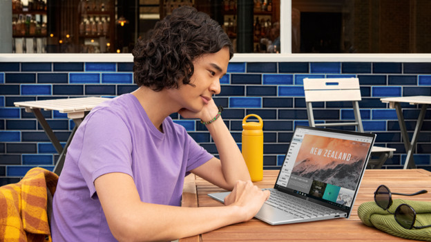 Homme qui travaille sur le HP Pavilion Aero