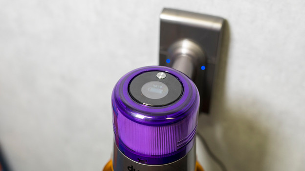 Charge Dyson V11 battery