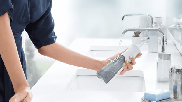 Remplir le jet dentaire avec de l'eau