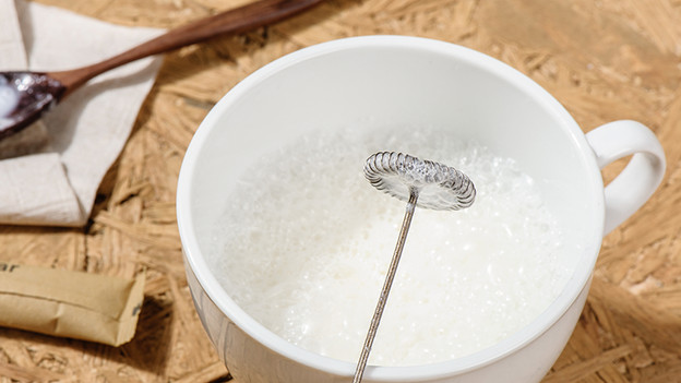 Faire mousser le lait avec un fouet sur piles