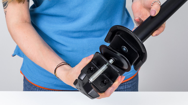 mesurer l'épaisseur du bureau, installer la pince de bureau