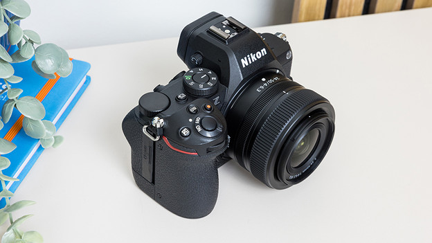 Nikon Z5 II : bouton Picture Control + 2 cartes SD