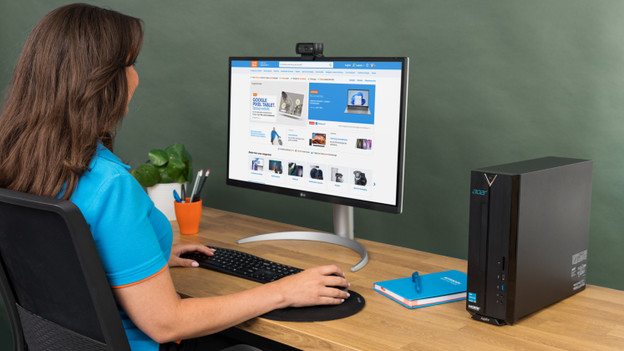 Spécialiste derrière un ordinateur