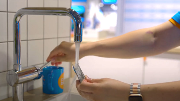 Reinig de losse onderdelen