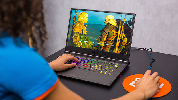Specialist aan het gamen op een gaming laptop
