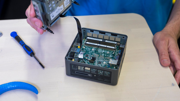 Un spécialiste ouvre l'unité centrale